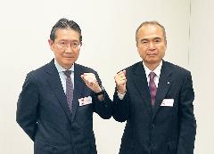 写真：リケンの前川社長と日本ピストンリングの高橋社長がポーズをとっている