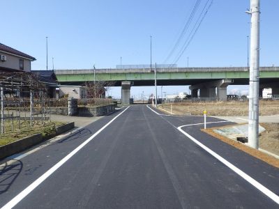 写真：拡幅された道路