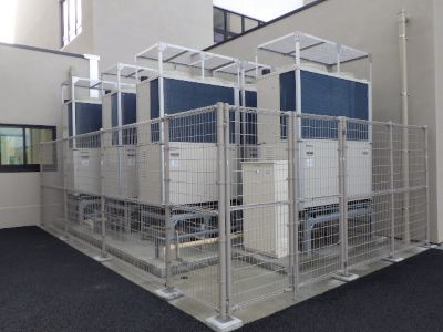 写真：フェンスに囲まれたガスヒートポンプエアコンの室外機が並んでいる