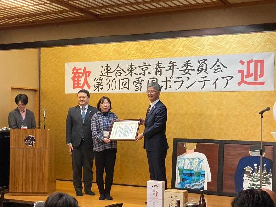 写真：連合東京青年委員会の代表に桜井市長が感謝状を贈呈しているところ