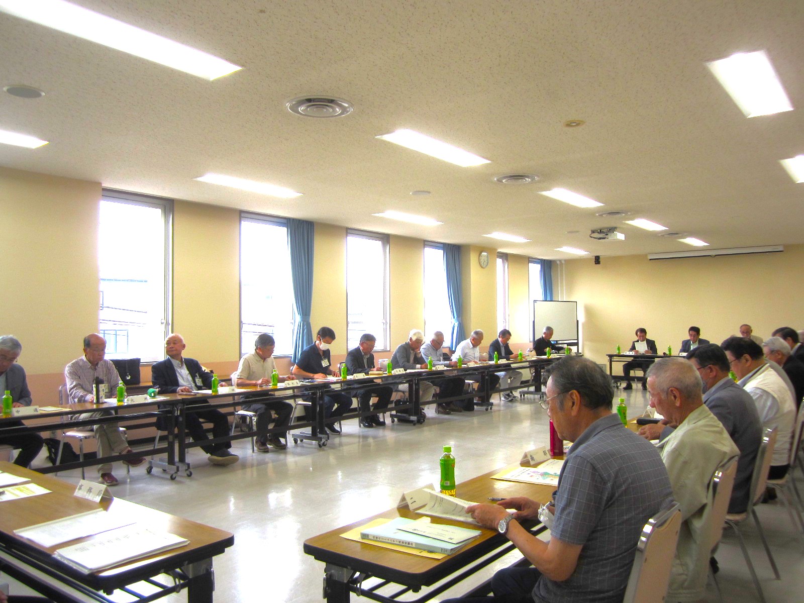 写真：市内の全地区コミュニティ協議会会長が一堂に会して行う会長会議の様子