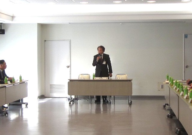 写真：コミュニティ推進協議会であいさつをする会長