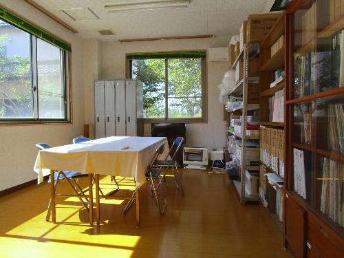 図書室。中央に机とイスがあり、壁に沿って本棚が並んでいます