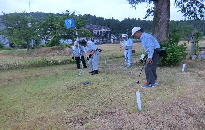 写真：男女の高齢者4人がマットゴルフを楽しんでいます。