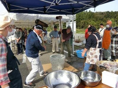 写真：屋台ではふるまい餅をついています。出来立てのふるまい餅が食べられます。