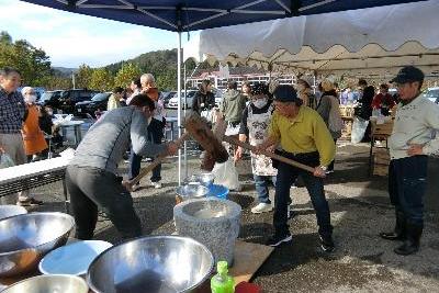 写真：屋台ではふるまい餅をついています。出来立てのふるまい餅が食べられます。