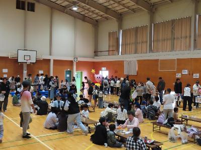 写真：コミセンまつりの休憩所としてにぎわうコミセン体育館