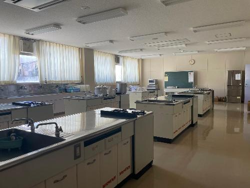 コンロや水盤のついた調理台が7台ある調理実習室