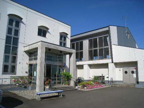 二田コミュニティセンター外観。左側に建物本体があり、右側に講堂があります