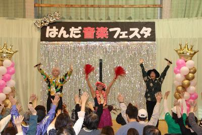 写真：半田コミセンのはんだ音楽フェスタでひなたがLIVEをして盛り上がっている様子