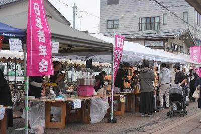 写真：比角コミセンのストリートフェスティバルで屋台が立ち並んでいる様子