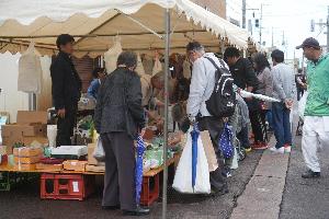 写真：通りに並んだテントで野菜の販売やフリーマーケットが行われています。