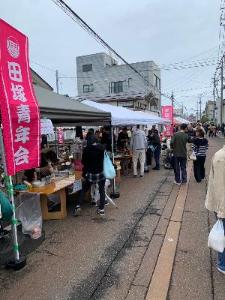 写真：車両通行止めになった通りに立ち並ぶ出店者のテント。多くの人が行き交っています