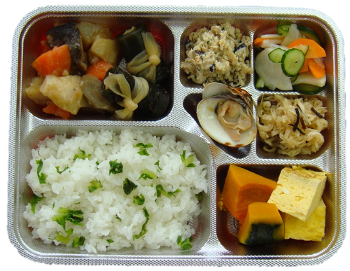 写真：江戸時代の「柏崎日記」に記されていた食べものを再現したお弁当。菜飯や煮しめ、はまぐりなどが入っています。
