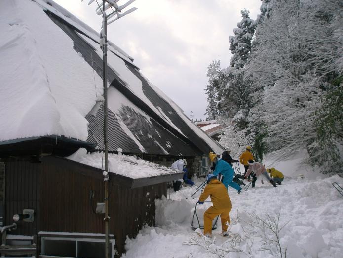 写真：地域住民が除雪作業を行っている