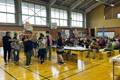 写真：上条コミセンのえがおフェスタで新道っ子神輿の完成お披露目をしている様子