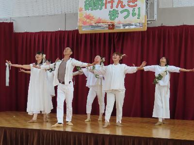 写真：剣野コミセンのステージで、ダンスグループ「しんか」が演舞している様子