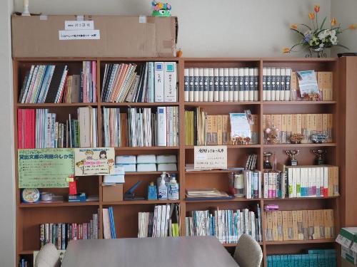 図書室。中央に机とイスがあり、壁に沿って本棚が並んでいます