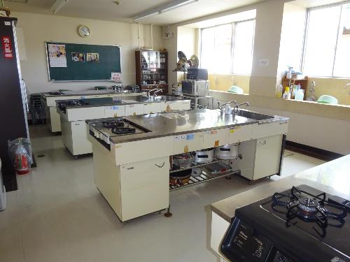 調理実習室。ガスコンロのついた調理台が4つあります