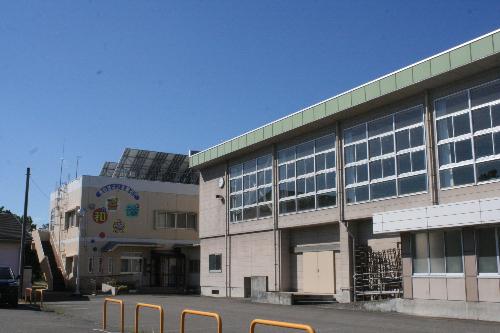 北鯖石コミュニティセンター外観。右側に講堂（体育館）があり、左側に建物本体があります