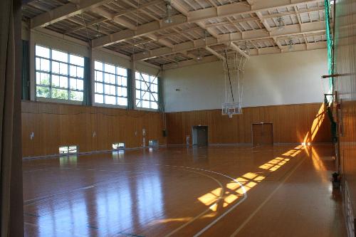 講堂（体育館）。天井昇降型のバスケットゴールがあります