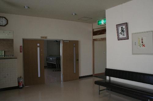 2階ホール。ソファが置いてあり、正面に研修室、右に進むと和室があります