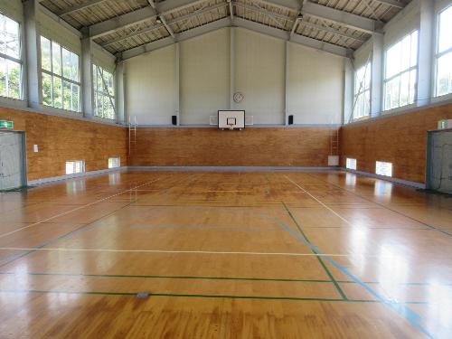 バスケットボールコートが1面獲ることができる講堂（体育館）