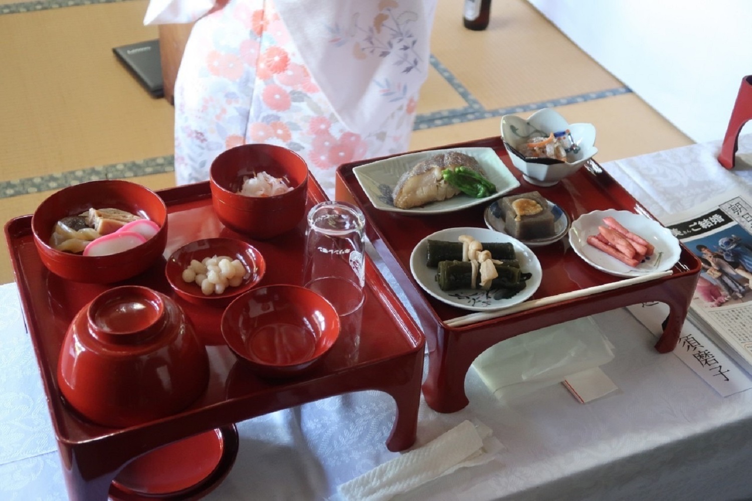 写真：朱塗りのお膳に並べられた石黒地域の郷土料理