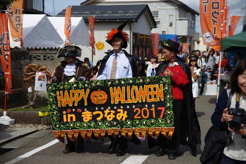 仮装をしてパレードを楽しむ人々
