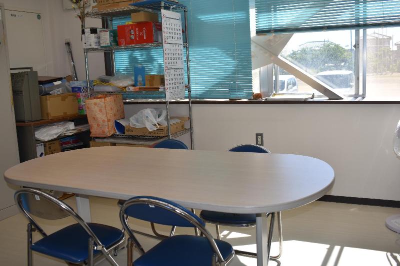 小会議室。4人掛けのテーブルが置いてあります