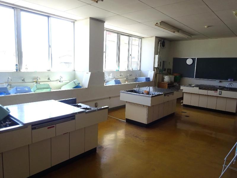 写真：コンロや水盤のある調理実習室