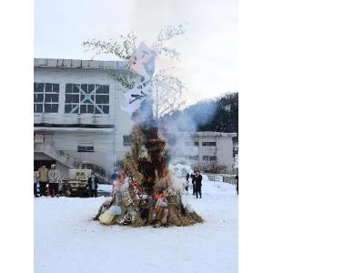 写真：主神に火が点火された様子。白い煙と炎が高く上がっています。