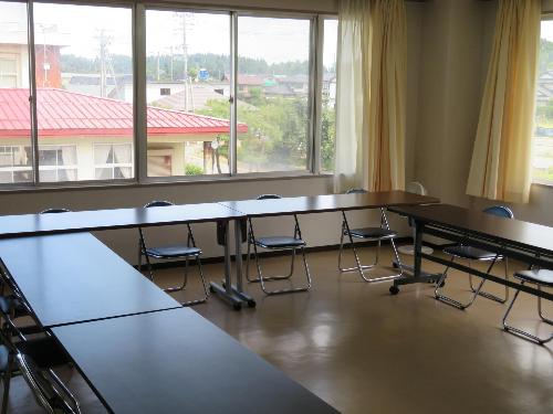 写真：研修室にはイスと机があります