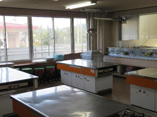 写真：調理実習室。4つの作業台兼調理台があります