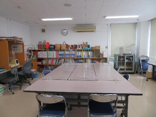 写真：図書室。中央に机とイスがあり、壁に沿って本棚が並んでいます