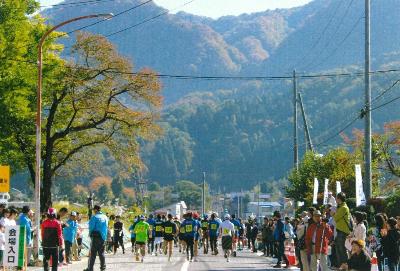 写真：八石山を望みながら行われる鯖石ロードレース。沿道にはランナーを応援する地区住民であふれています
