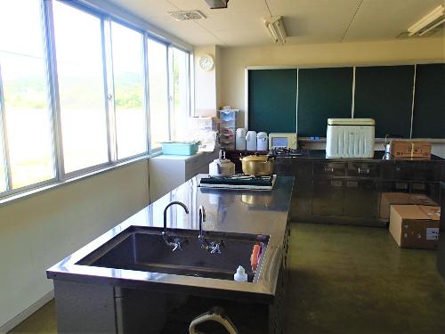 調理実習室。ガスコンロのついた調理台があります