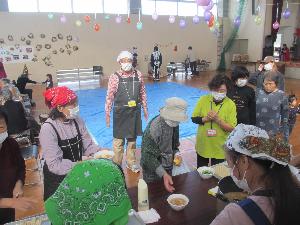 写真：豚汁の振る舞いに並ぶ地域住民