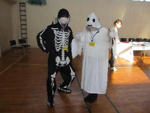 写真：黒地の服に人間の骨のイラストがプリントされた衣装や、真っ白な布を頭からかぶり幽霊のような衣装を着た参加者