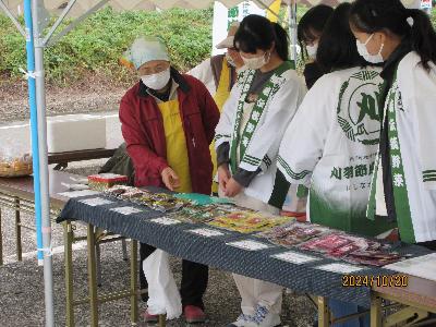 写真：中学生たちが自分たちで育てた節成きゅうりの販売をしています。