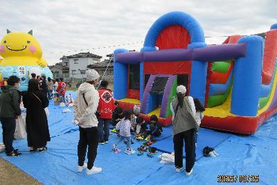 写真：西中通コミセンの秋の収穫祭で子どもたちがふわふわドームで遊んでいる様子