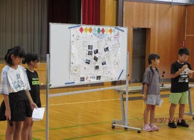 写真：槇原小学校4年生が、完成した「地域安全マップ」を前に発表をしている様子