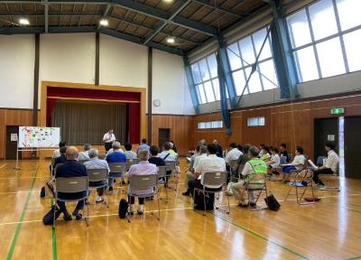 写真：西中通コミセンの体育館で、「通学児童の安全を守る会」を開催している様子