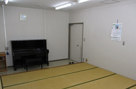 畳敷きの集会室ですが、入口手前にはアップライトピアノが設置してあります