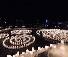 写真：キャンドルをサークル状にいくつも並べ、煌びやかです