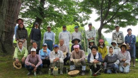 荻ノ島集落で農作業に取り組む方々の集合写真