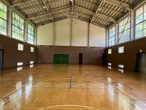 講堂（体育館）。天井昇降型のバスケットゴールがあります