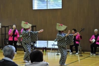 写真：大洲コミセンの芸能祭のステージで民謡を踊っている様子