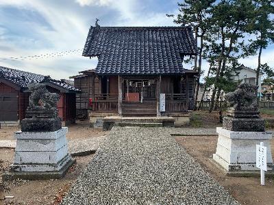 写真：松波諏訪神社。手前両脇に狛犬の像があります