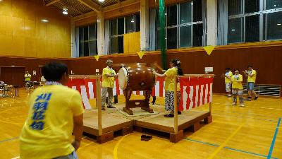 写真：背中に「刈羽甚句」とプリントされたお揃いのシャツを着て、大太鼓の練習をする皆さん